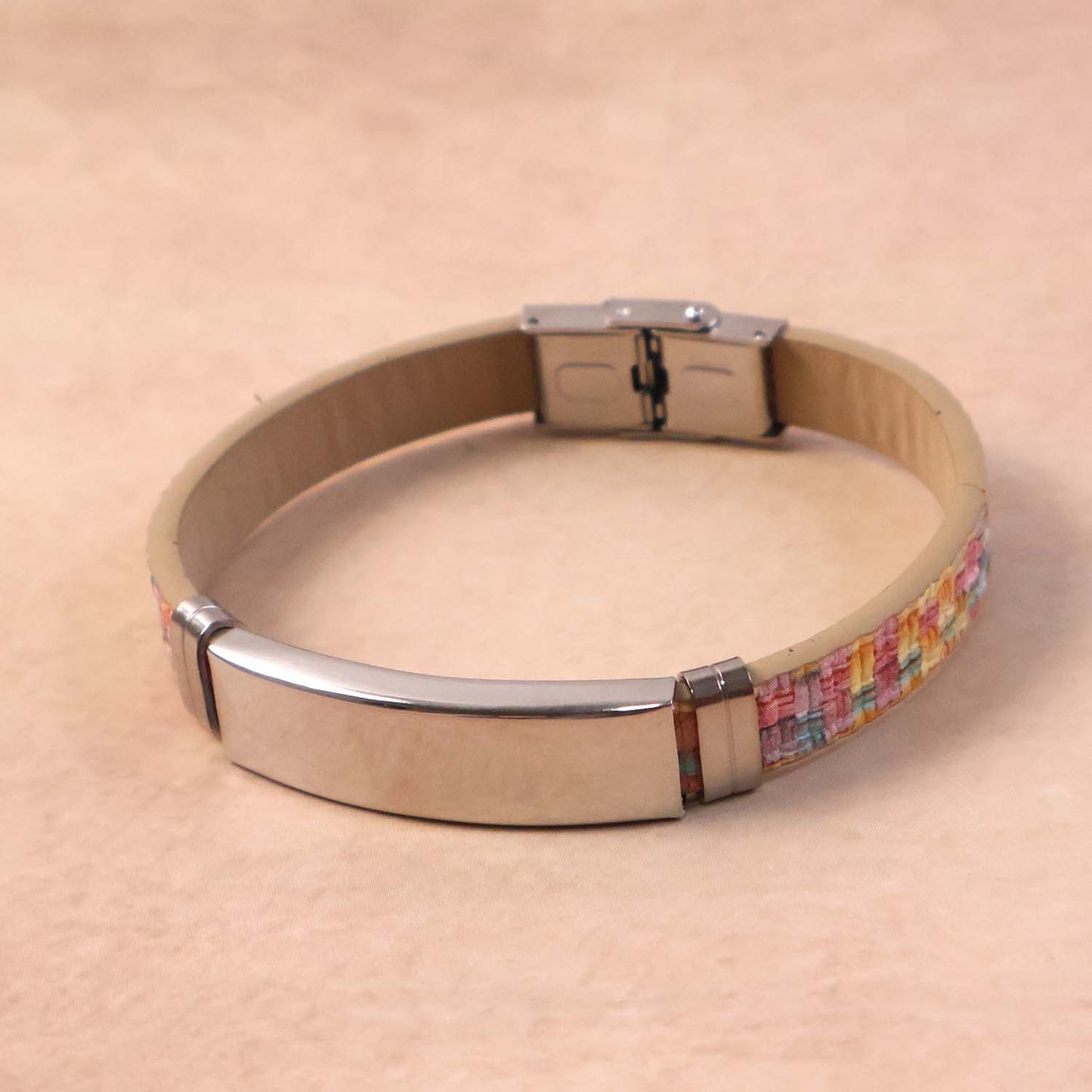 Fashionable hand bracelet